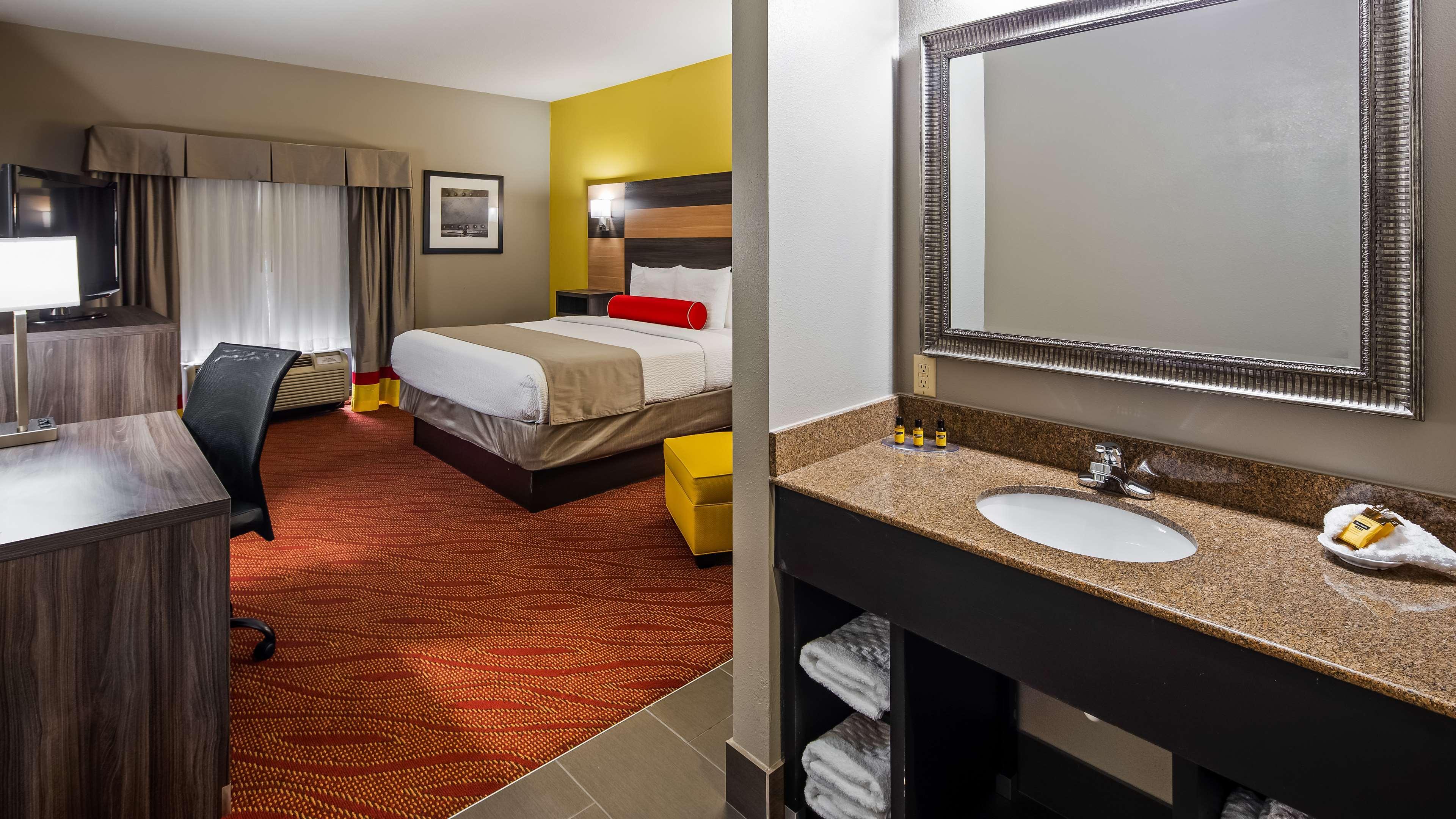 Best Western Plus Midwest City Inn & Suites Buitenkant foto