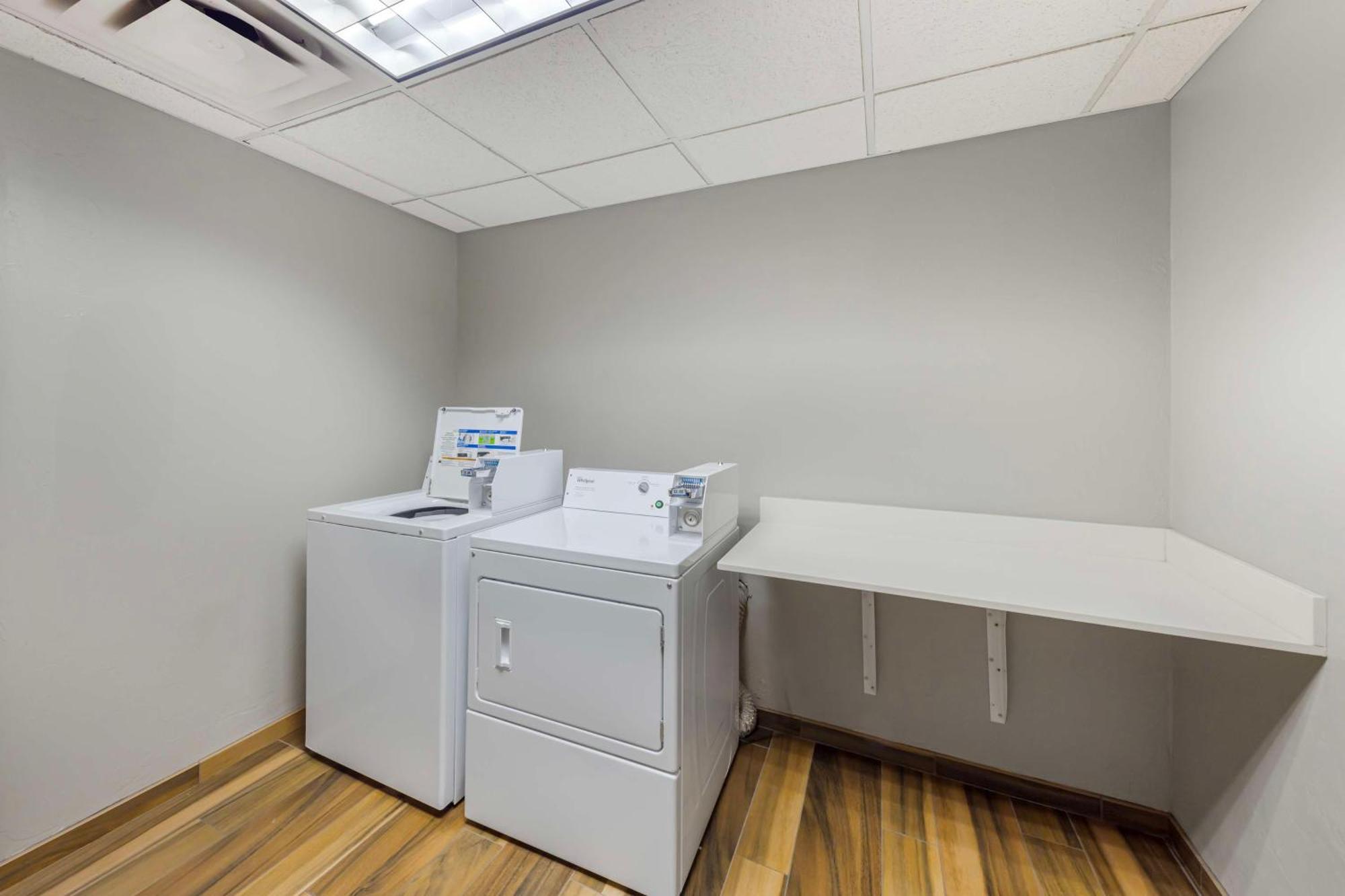 Best Western Plus Midwest City Inn & Suites Buitenkant foto