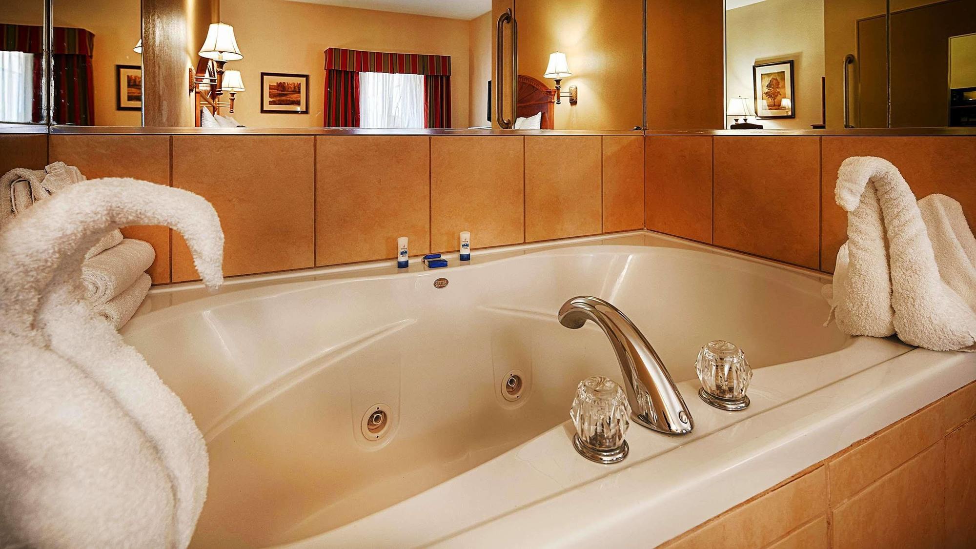Best Western Plus Midwest City Inn & Suites Buitenkant foto